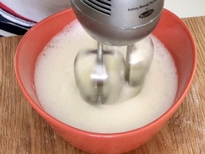 简单松软戚风蛋糕方子的做法 步骤4