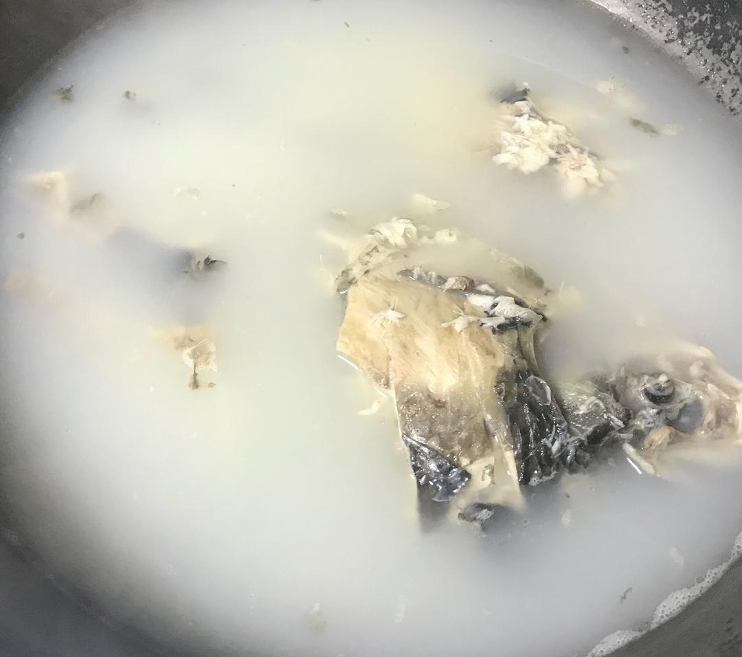 【奶白鱼汤的做法步骤图,奶白鱼汤怎么做好吃】某某