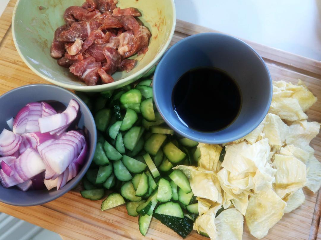 快手午餐便当饭盒——黄瓜炒肉和圆葱油皮