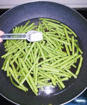 适合夏天的豆角炒肉的做法 步骤5