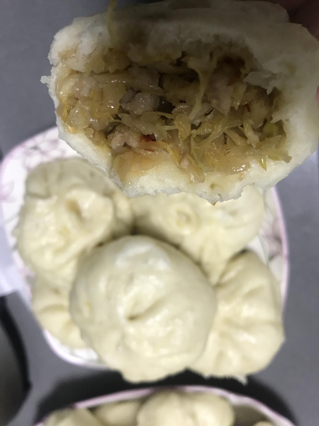 吃到撑的辣椒酸菜猪肉馅包子