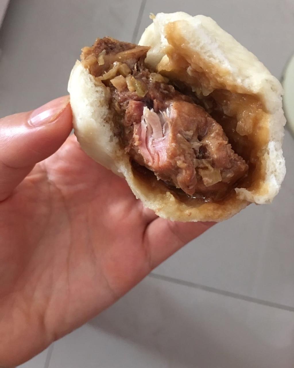 行走在热锅上的煎饼做的山东排骨大包子