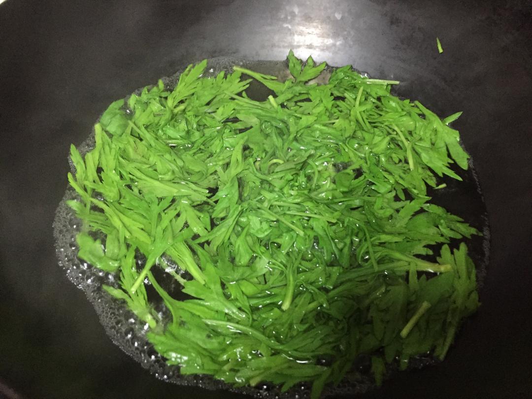 青蒿焯水.青蒿洗净,去根.自留地的青蒿.