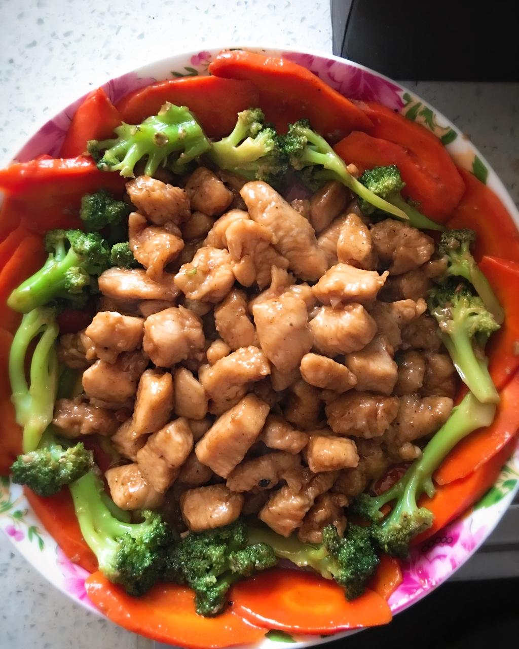 布兰妮liu做的减脂增肌食谱—美味西兰花炒鸡胸肉