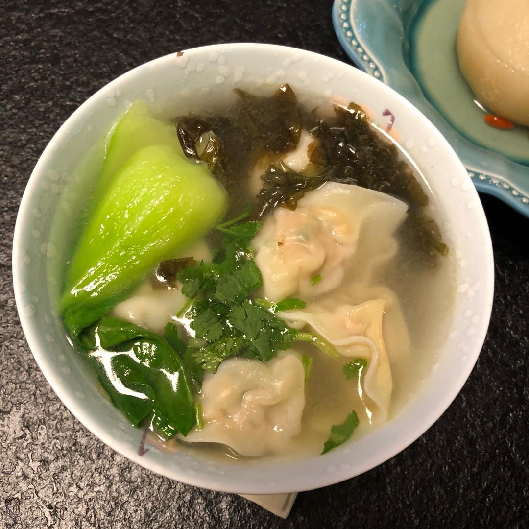 一个橙子orange_做的小白菜鲜肉鸡汤馄饨