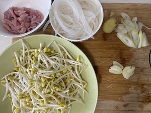 黄豆芽炖粉条的做法 步骤1