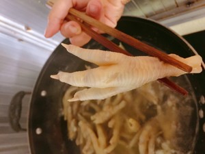 夏日必吃藤椒脱骨鸡爪的做法 步骤3