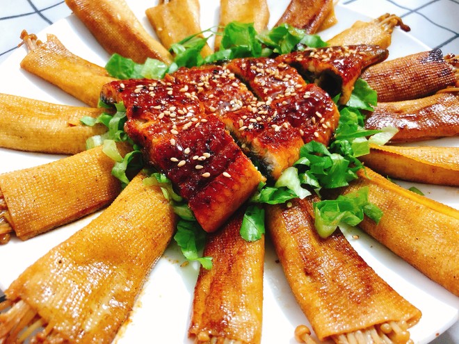 鳗鱼豆腐片金针菇的做法