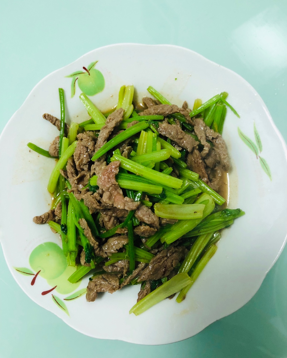 家常菜 芹菜炒牛肉 石帅帅做的芹菜炒牛肉                   芹菜炒