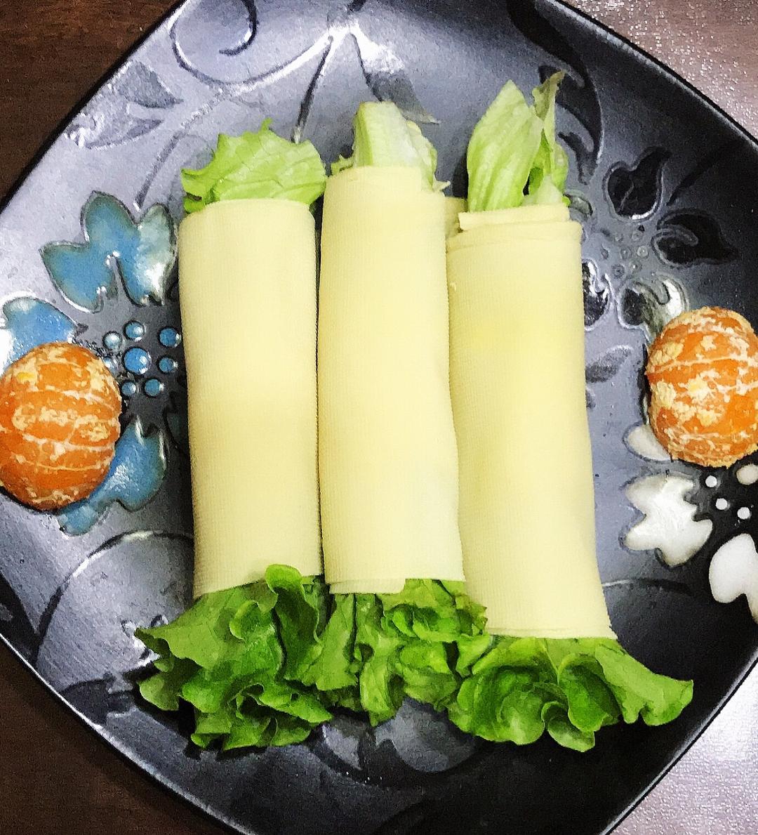 最简单的菜品—豆腐皮卷生菜