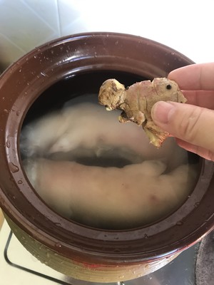 芸豆炖猪蹄:蹄花的做法 步骤5