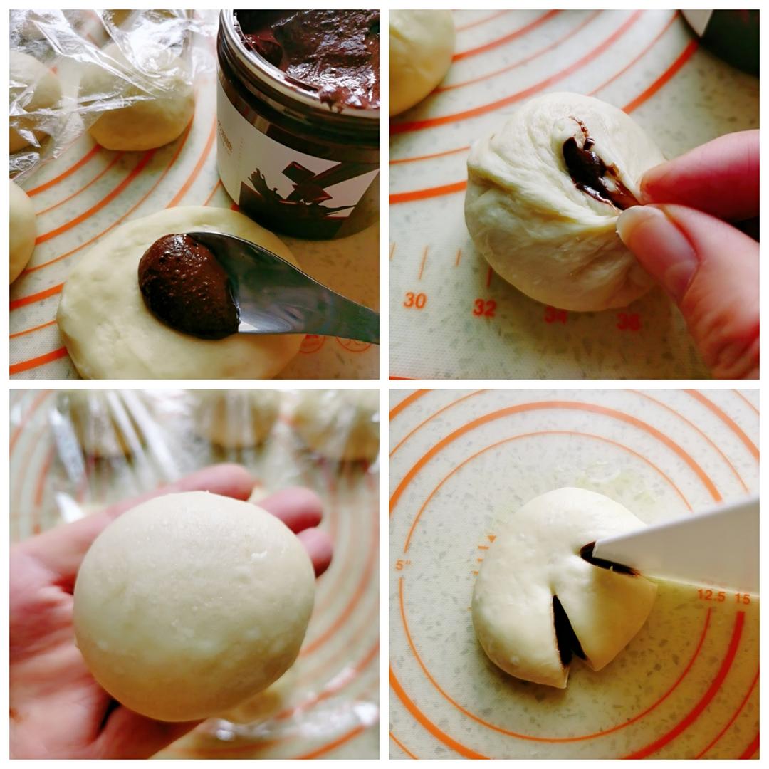 按照包包子手法包成这种形状,将包好巧克力酱的面团切出贝壳造型的