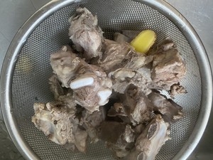 私房汤:苦瓜蛤蜊黄豆排骨汤的做法 步骤2