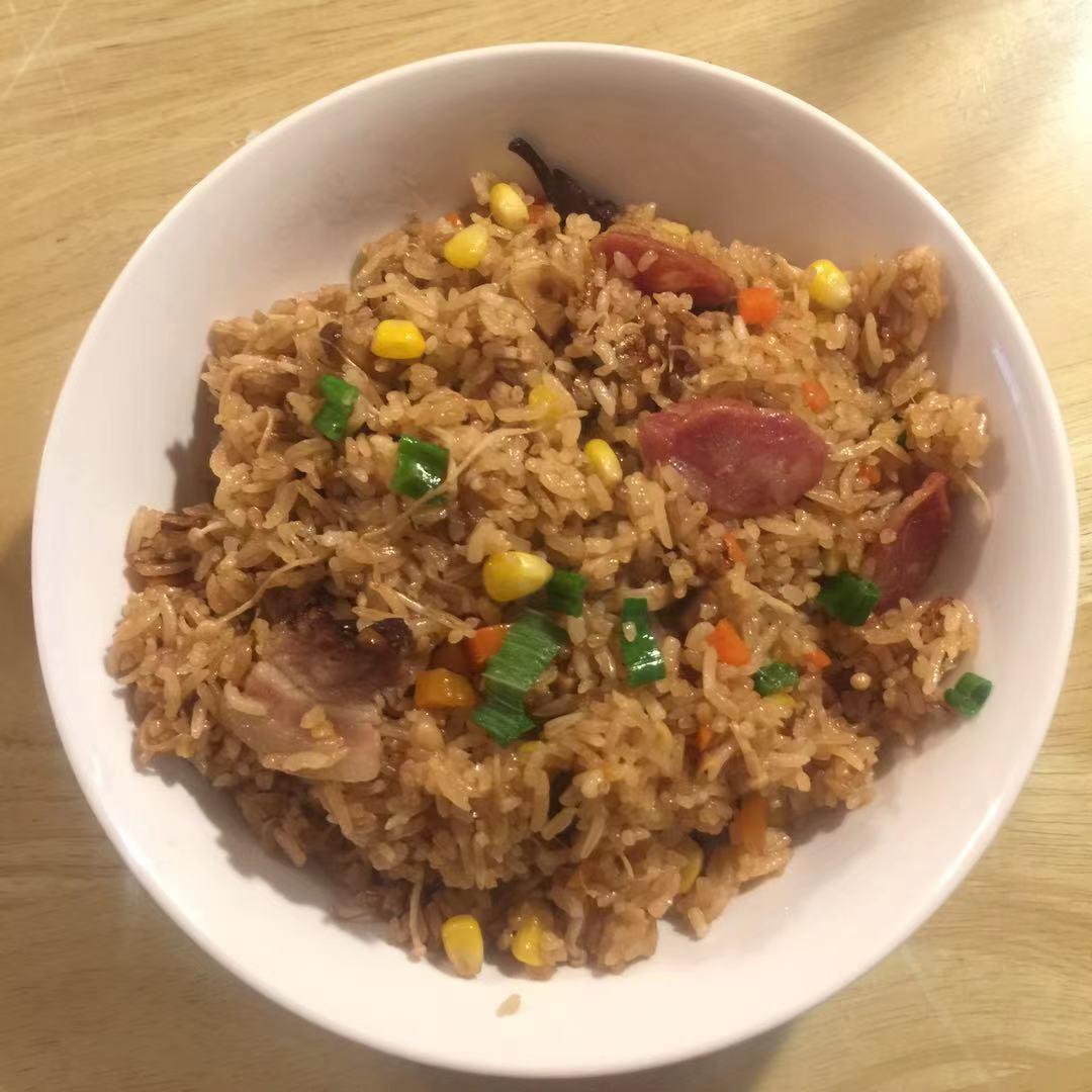 米饭一粒一粒的,味道简直太棒了,从未吃到过这么好吃的腊肉饭!