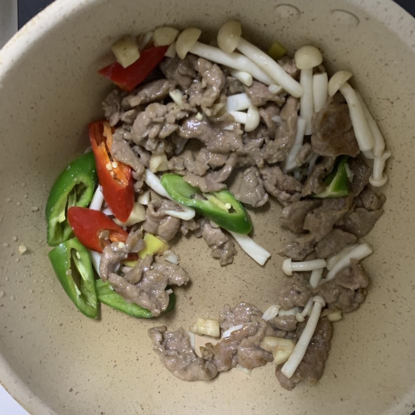 炒牛肉海鲜菇