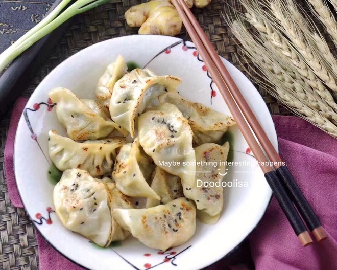 焦香焦香的煎饺 冷冻饺子无需解冻就可以煎的做法