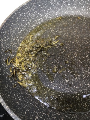 香酥茶叶虾的做法 步骤5