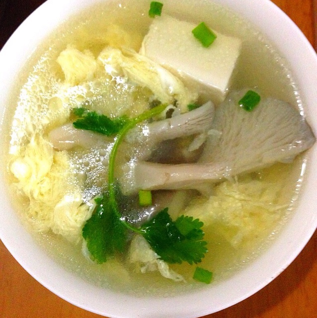 屌丝璇私房菜做的平菇鸡蛋汤