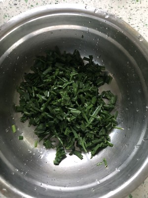 超简单的早餐 韭菜鸡蛋饼的做法 步骤2