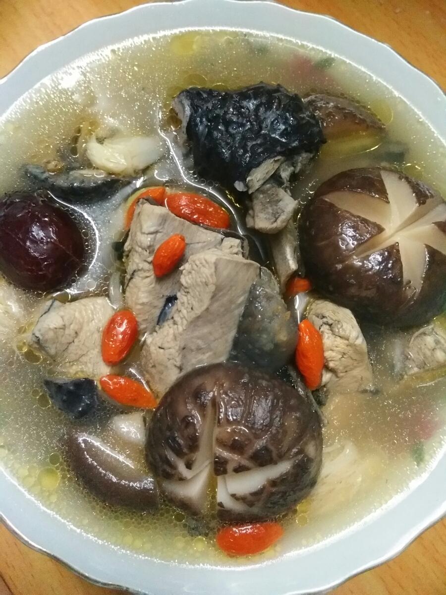 香菇红枣枸杞乌鸡汤的做法