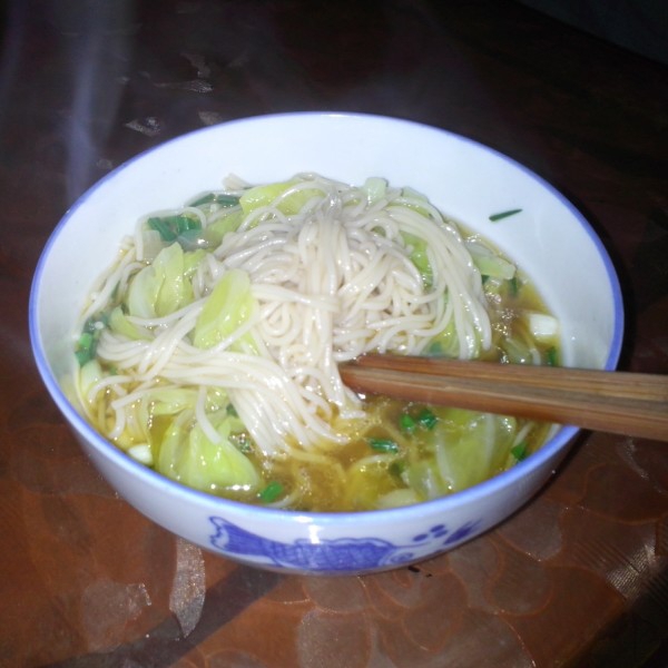雪27127310111415做的小白菜苗清汤面