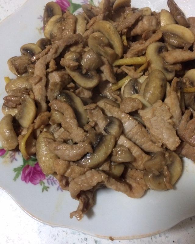 家常菜 蘑菇炒肉片 taotao_nlj9做的蘑菇炒肉片 两个人的晚饭有时挺费