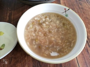 绿豆糯米粥~~绿豆粥加点这个更好喝,夏天要每天来一碗绿豆粥,清热解毒,止渴消暑的做法 步骤5