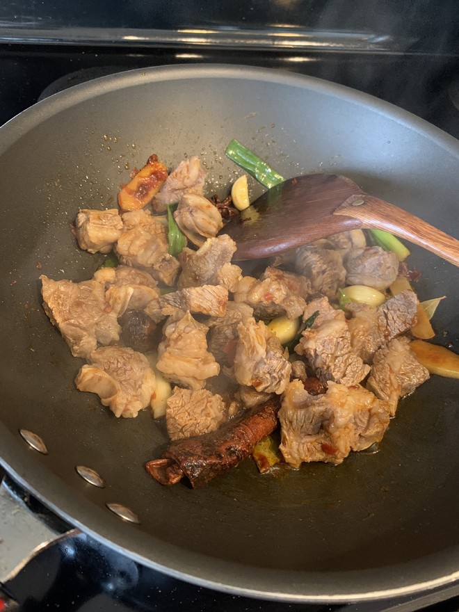 香辣红烧牛腩的做法