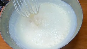 香草冰淇淋,超简单零失败,不输给哈根达斯的口感,消耗淡奶油无蛋黄,丝滑口感加上浓浓的奶香味。的做法 步骤2