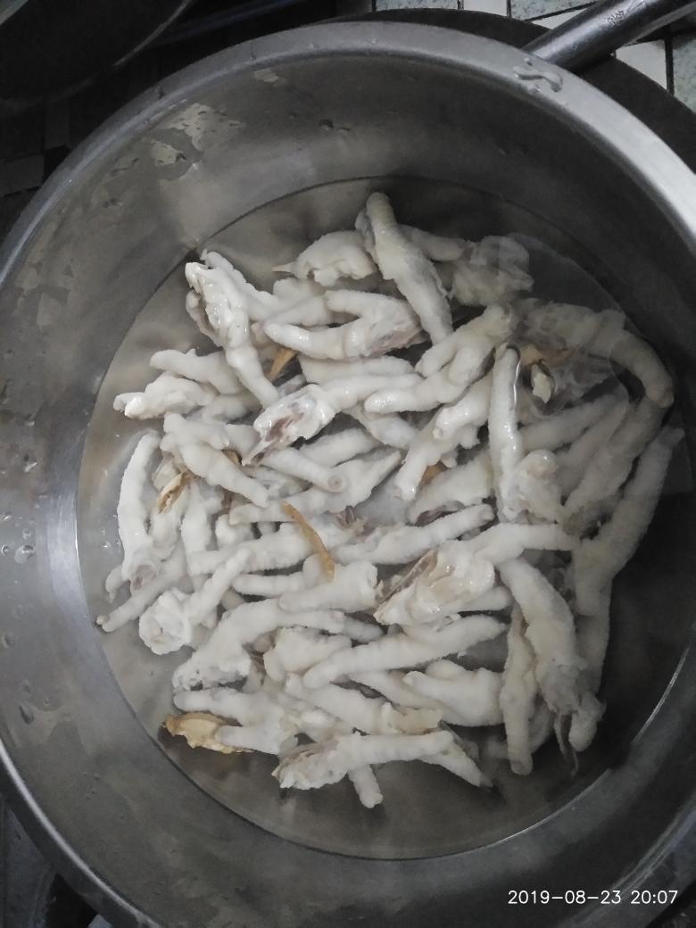 简单随意的凉拌蒜香鸡爪的做法 步骤1