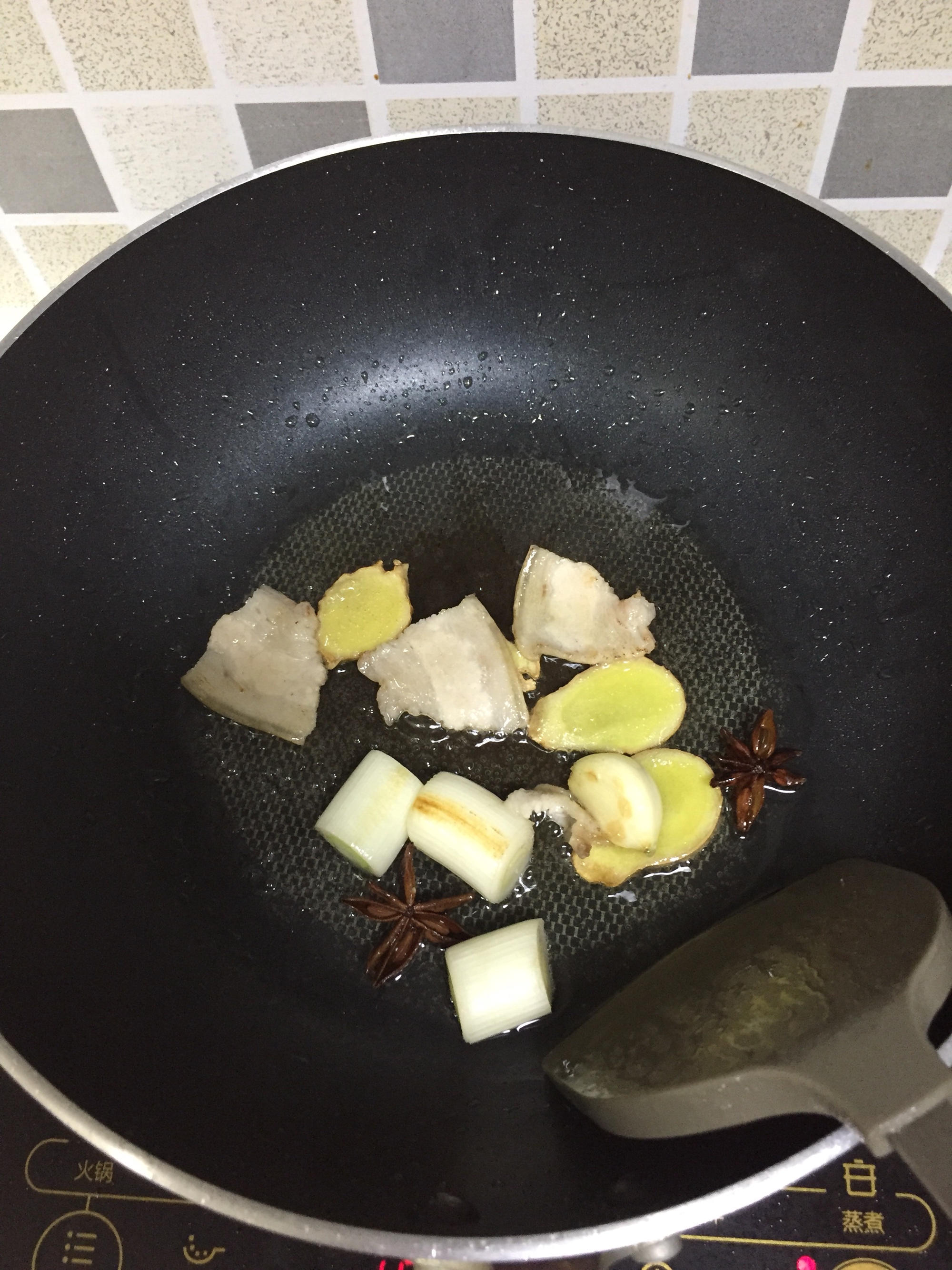东北铁锅炖鱼的做法