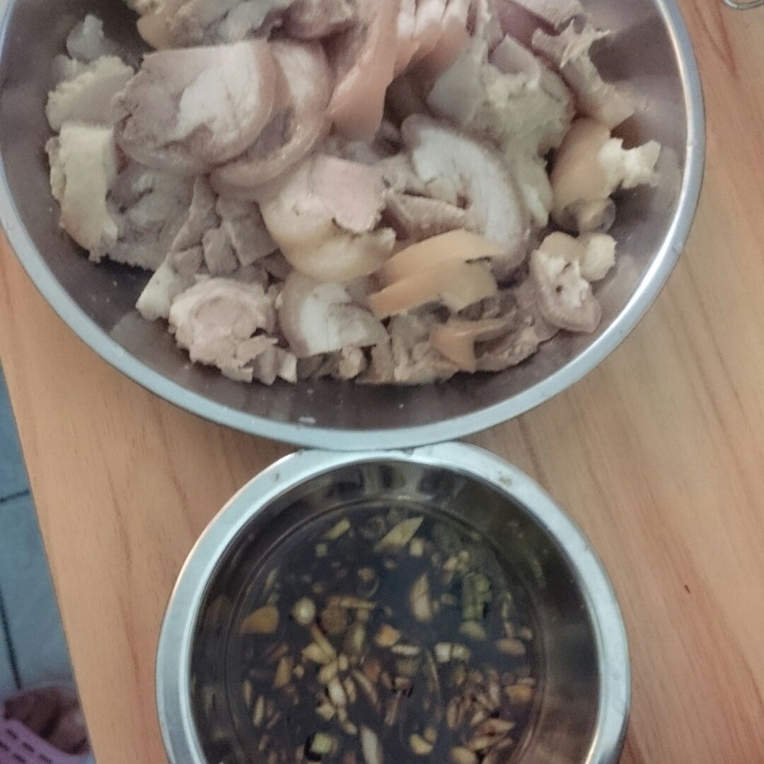 小怪兽思思做的冰花肘子