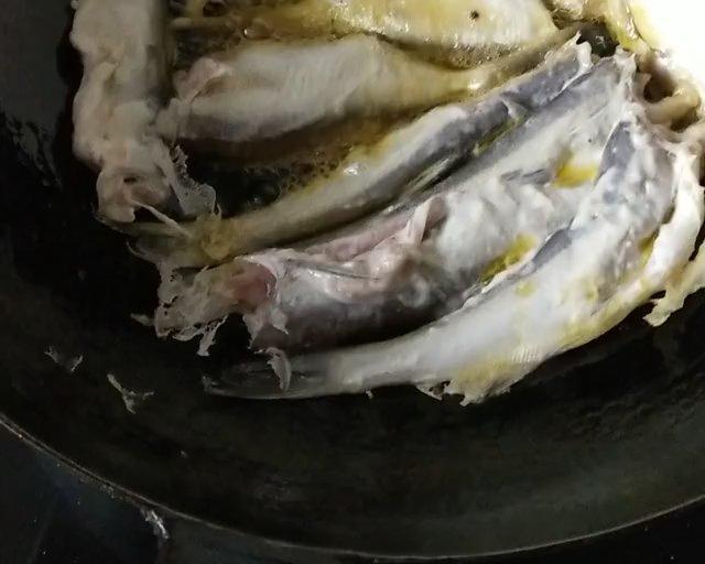 红烧杂鱼毛豆