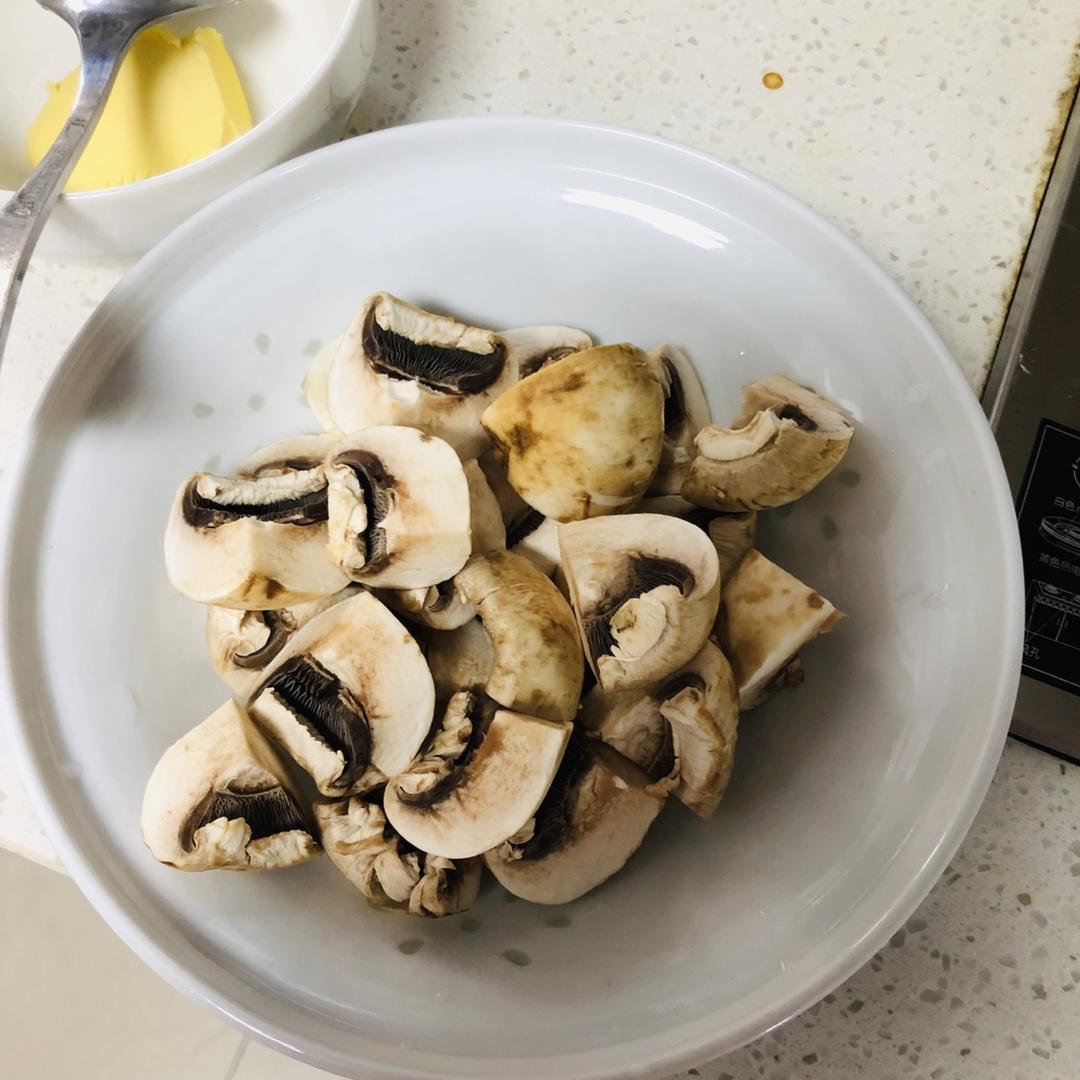 炒鸡简单的奶香鸡肉蘑菇浓汤