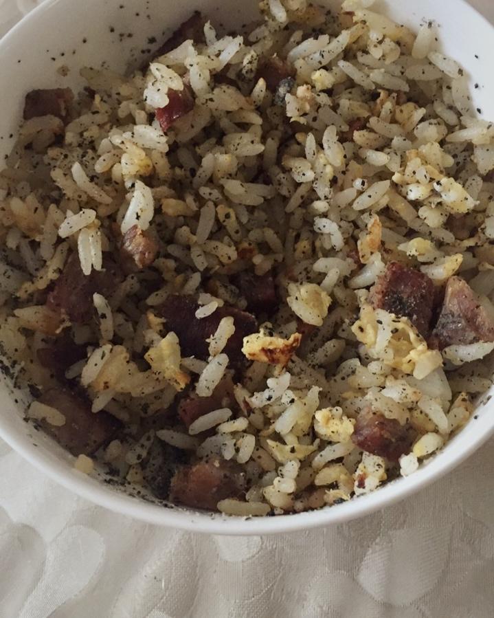 分享作品 2018年12月24日 黑暗料理之 黑芝麻核桃蛋炒饭