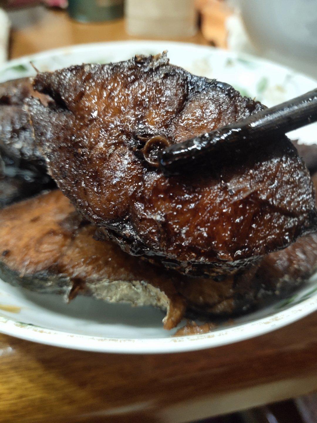 勒哥麻麻做的熏鲅鱼 赞 材料:新鲜鲅鱼,葱,姜,蒜,料酒,老抽,五香面