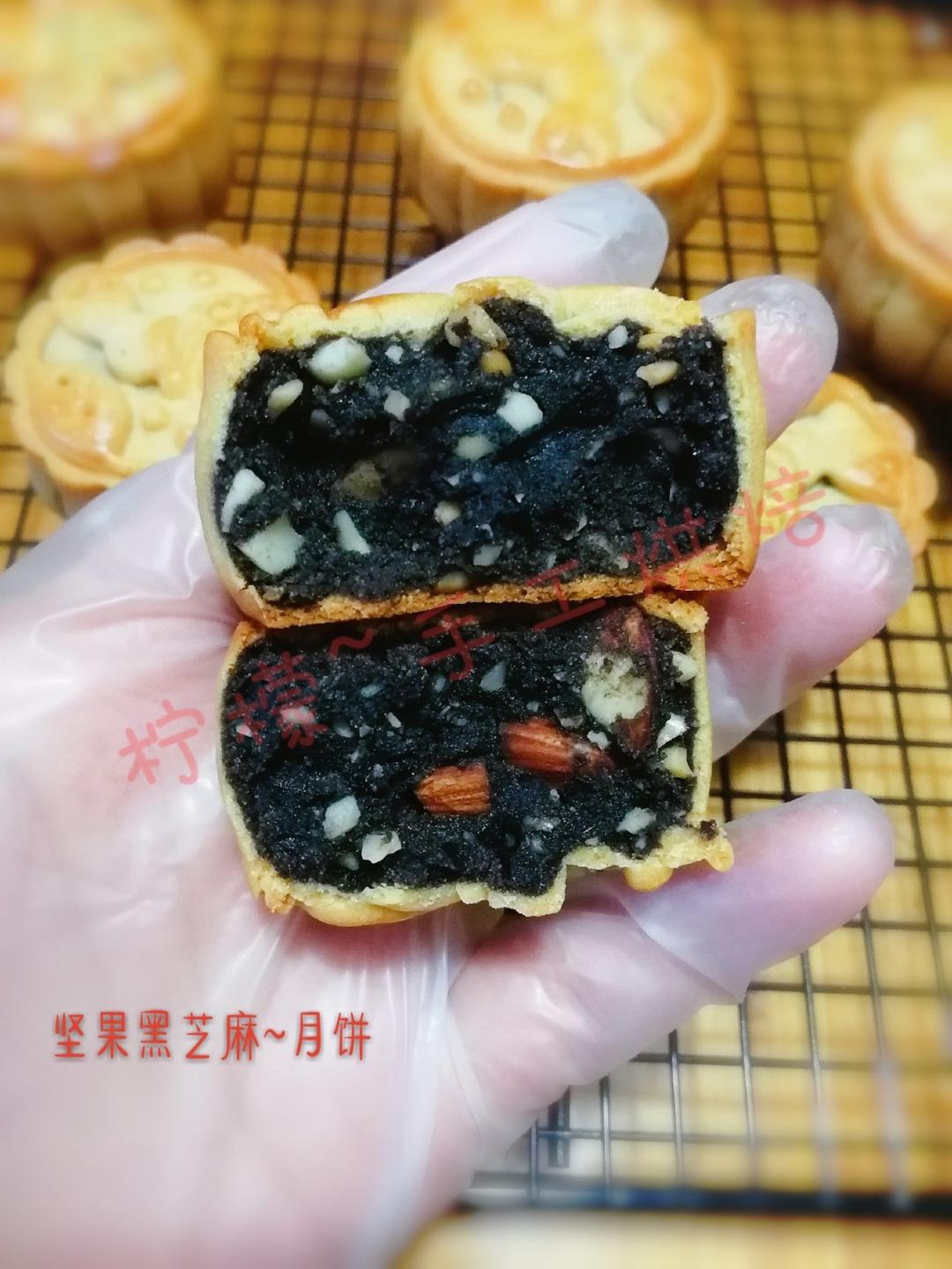 柠檬麻麻nm做的黑芝麻馅混合坚果月饼