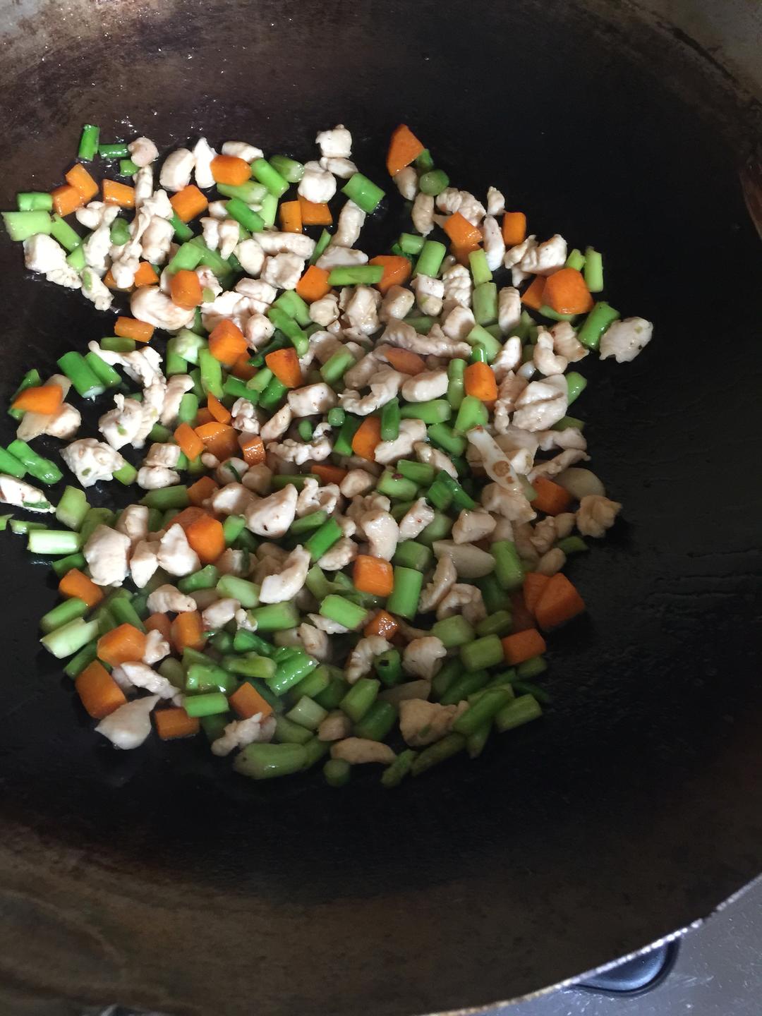 炒三丁(芦笋胡萝卜鸡脯肉)的做法【步骤图】_