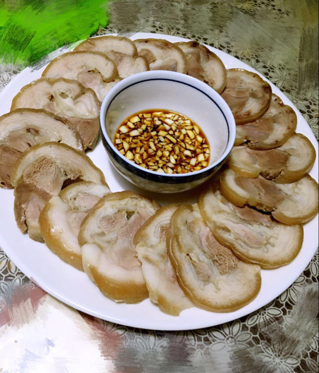 阿耀_tsoq做的蒜酱水晶猪肘子,满满的胶原蛋白哦!