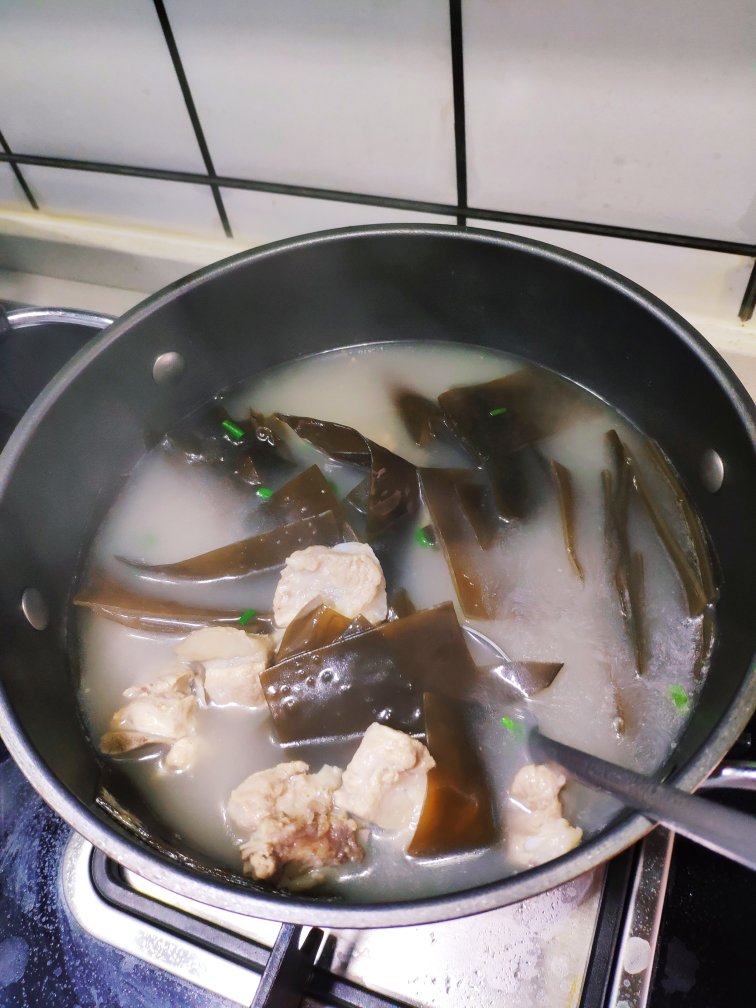 看谱做菜很靠谱做的海带排骨汤