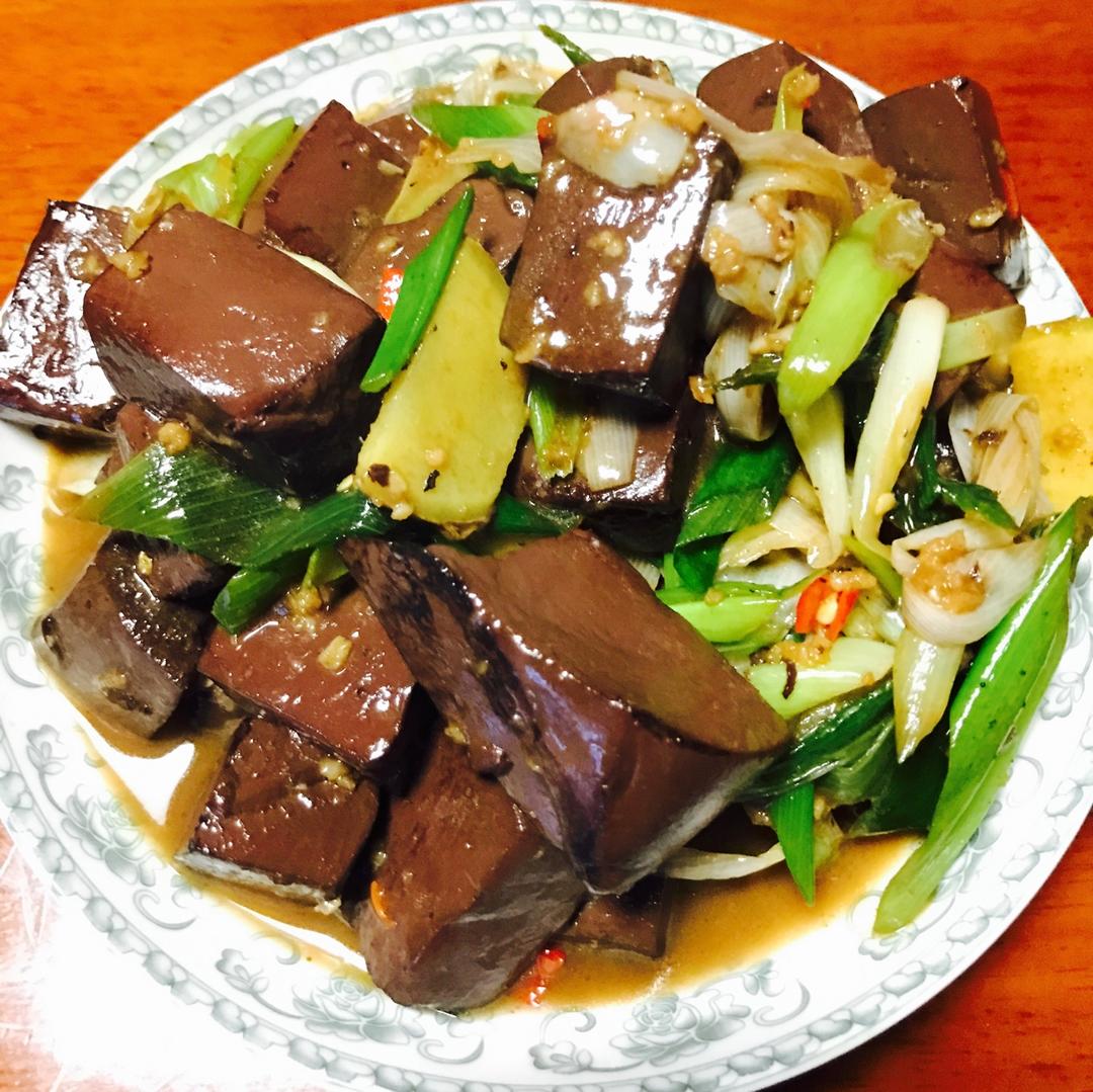 赞 猪血,大蒜,油,盐,糖,酒,生抽,生姜,葱,干辣椒,鸡精
