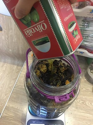 夏天店里蚊子超级多,突发奇想想着尝试自己做个天然蚊子膏。所以就有了纯天然自种自给的艾草和薄荷?艾草薄荷膏的做法 步骤4