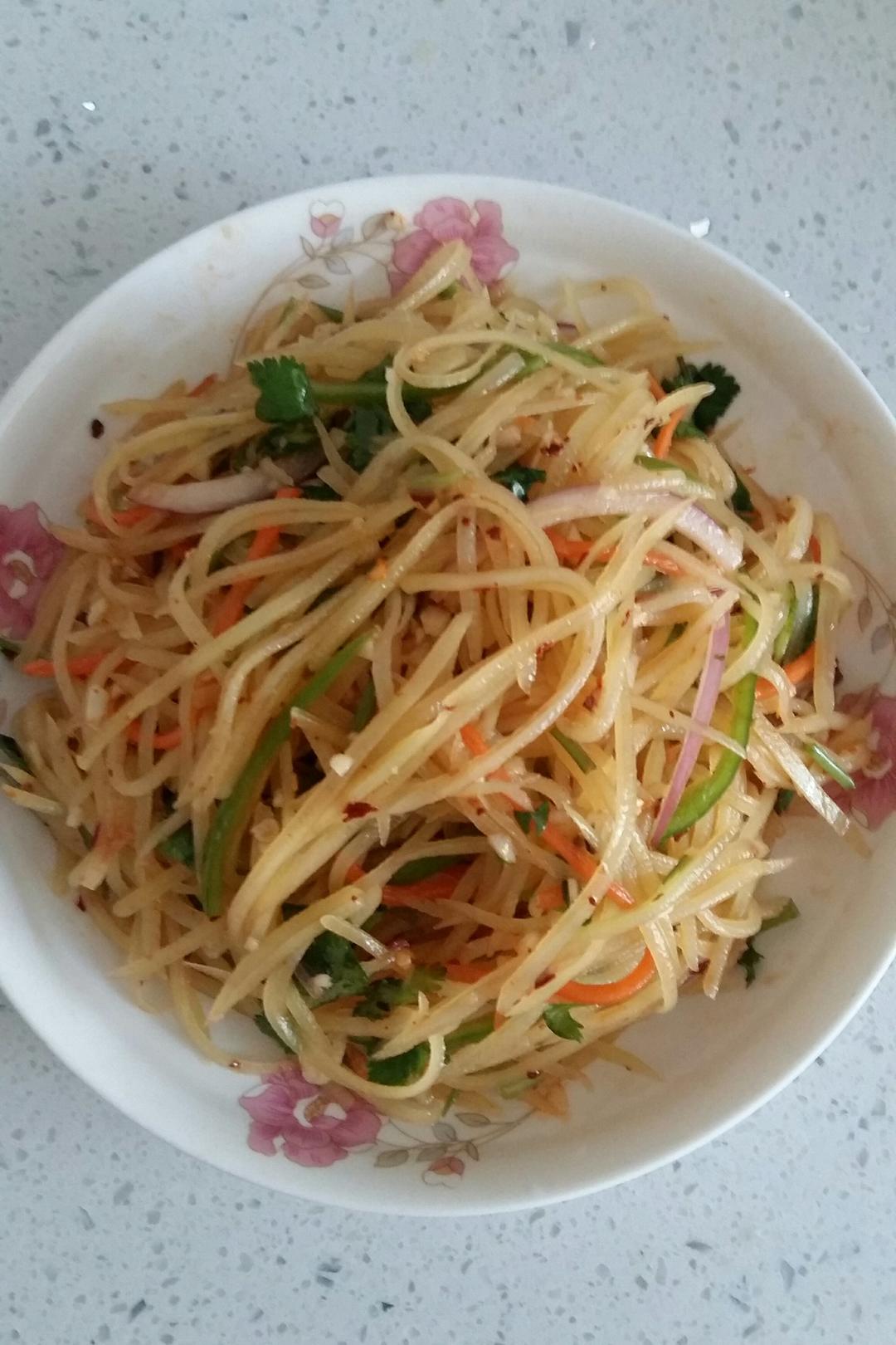 红心情做的炝拌土豆丝