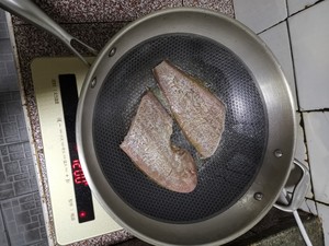潮汕风味之不用翻面普宁豆酱半煎煮鱼的做法 步骤6