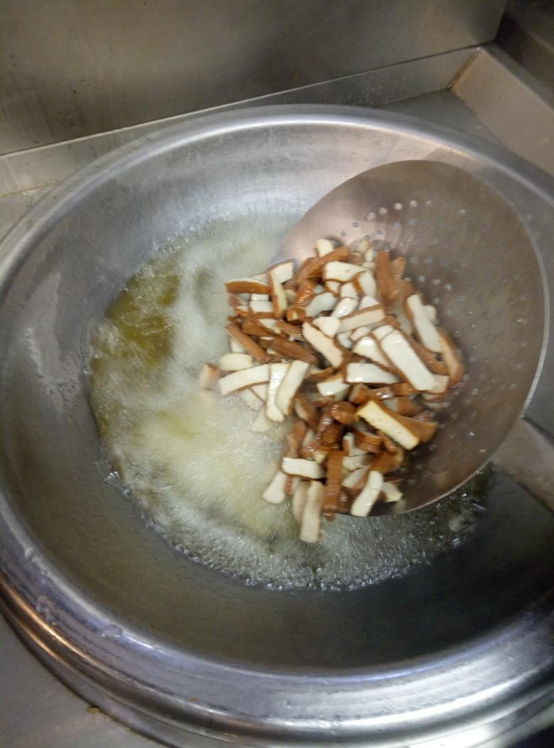 芹菜香干炒肉的做法 步骤2