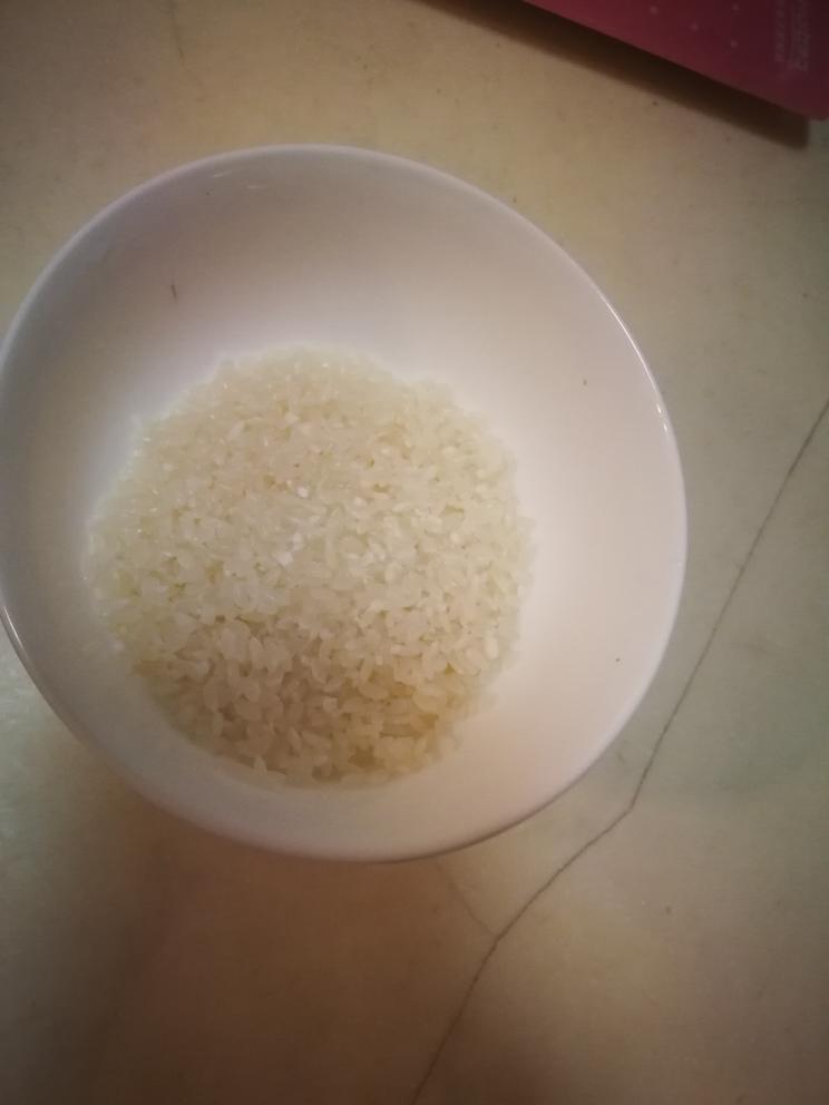 这里是50克大米,头一天晚上洗净泡好,水量就是没过大米高一指节就好.