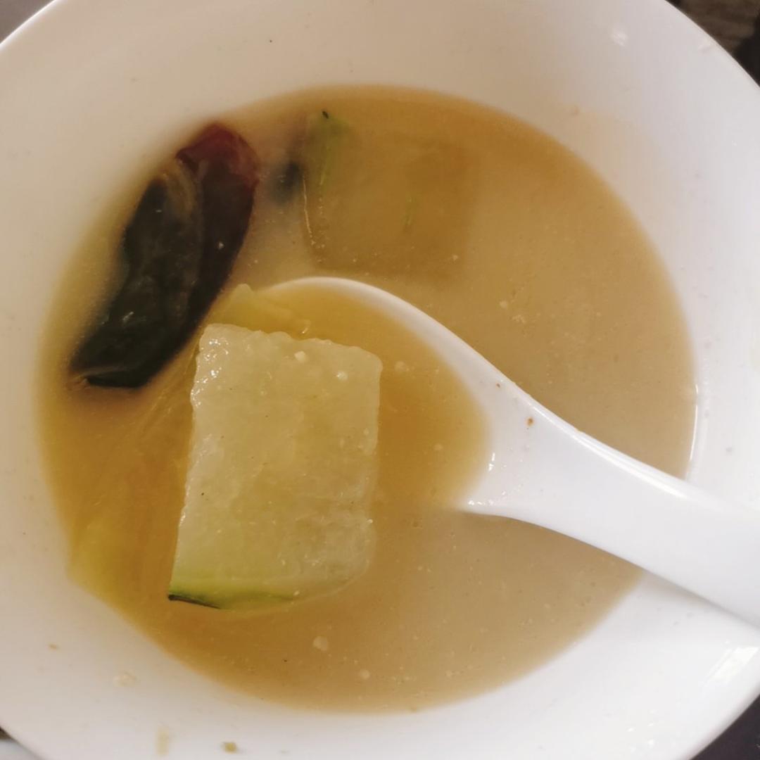 黑眼圈闹闹做的夏日解暑冬瓜皮蛋汤