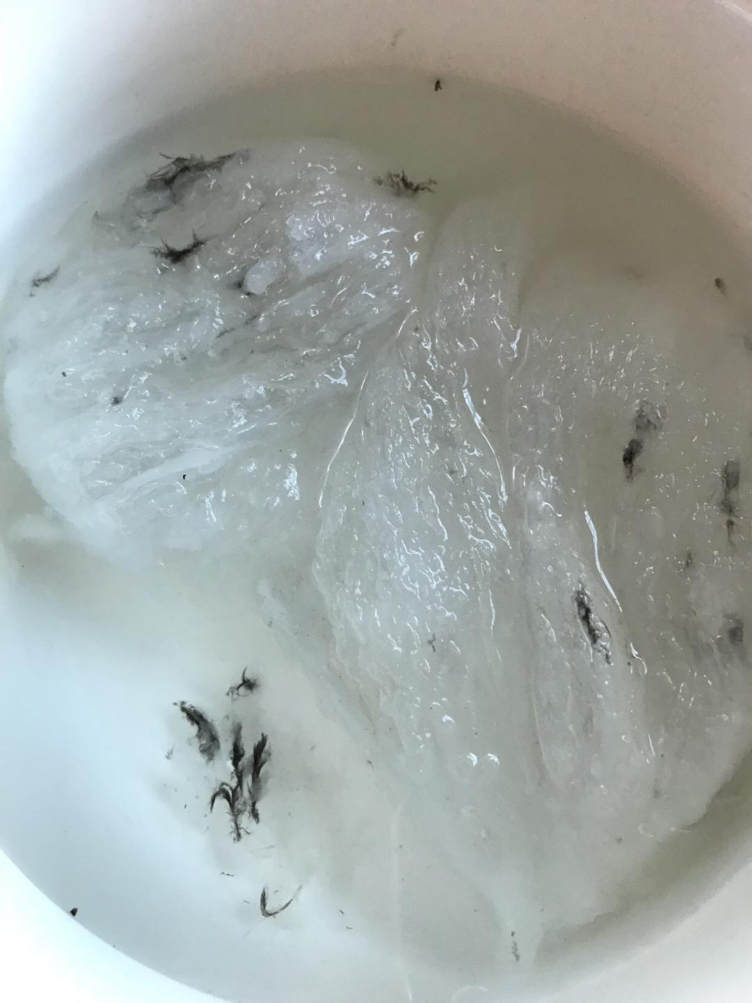 纯净水把燕窝泡开(大约3小时),把燕窝铺在碟子上,用镊子把大毛挑出来.