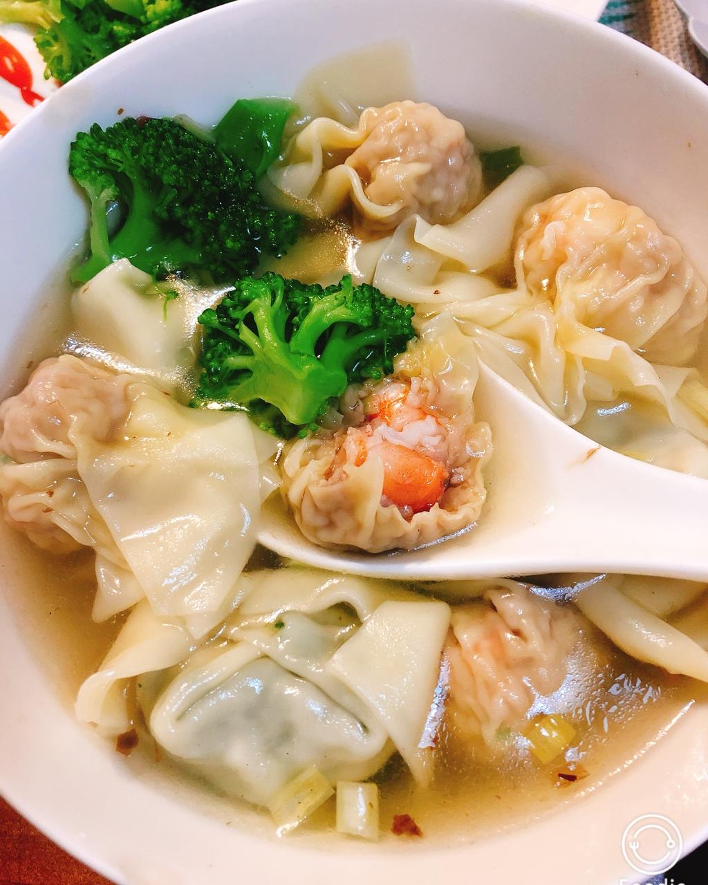 亲亲咪乖做的港式鲜虾云吞