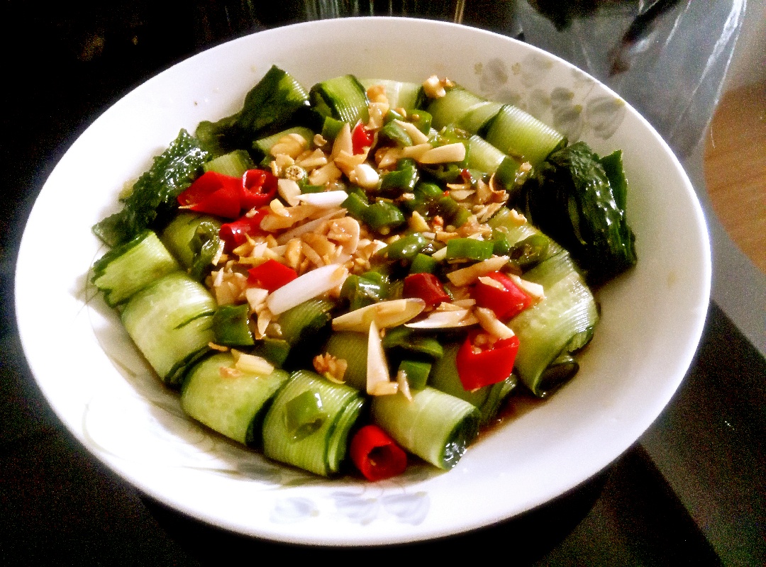 good喵宁做的ning的小厨房  天太热了,只有做些清爽的菜啦,泡椒黄瓜卷